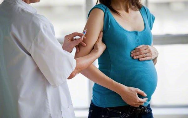 Viajes y vacunas durante el embarazo