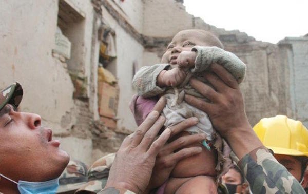 El bebé del milagro en Nepal