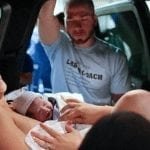 El nacimiento inesperado de un bebé en un automóvil capturado por una fotógrafo