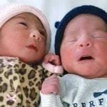 Nacen dos mellizos en diferentes años