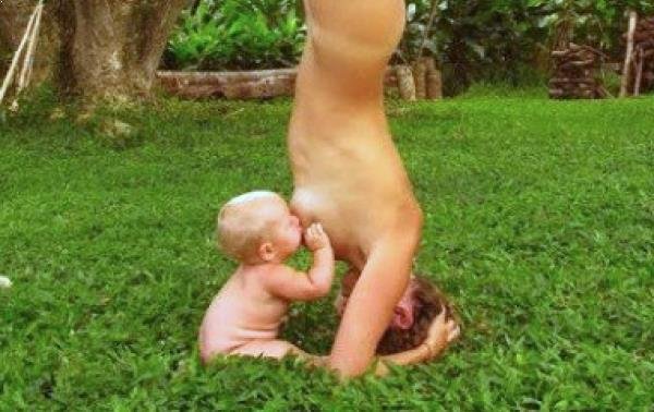 Polémica: practicaba yoga desnuda mientras amamantaba a su bebé