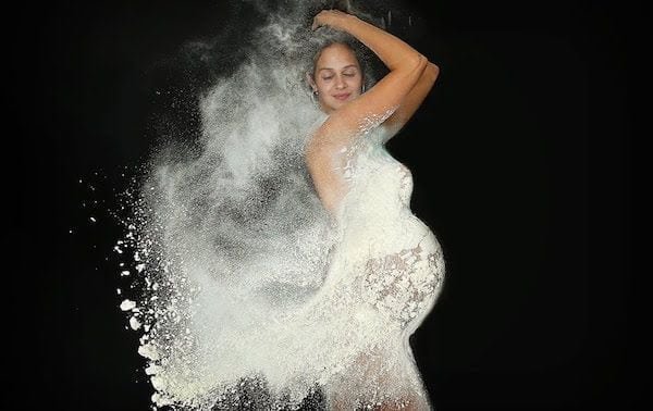 El maravilloso efecto de una embarazada salpicada en harina capturado en imágenes