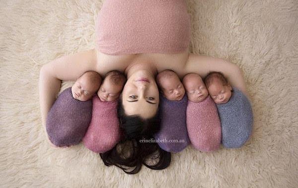 Una mamá de quintillizos muestra la primera sesión de fotos de sus bebés