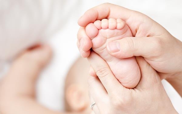 Reflexología para bebé: masajes en los pies