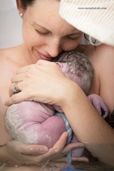 15-fotos-de-bebes-recien-nacidos-al-conocer-a-su-mama-por-primera-vez-04