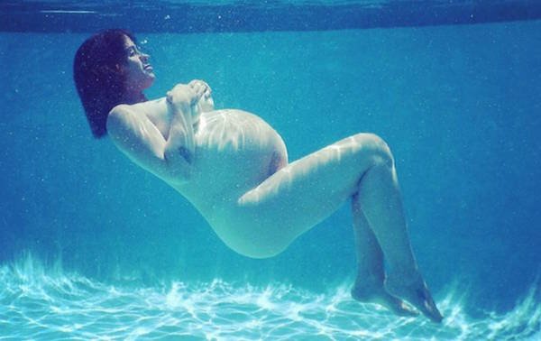 Alanis Morissette muestra su embarazo desnuda bajo el agua