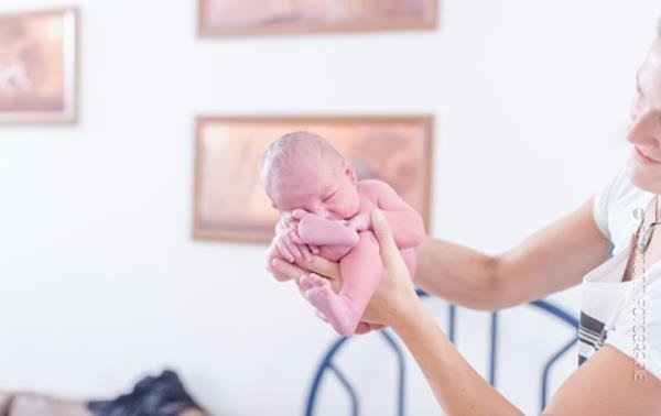 La fotógrafa que captura la posición fetal del bebé justo después de nacer