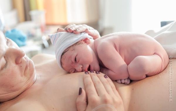 La fotógrafa que captura la posición fetal del bebé justo después de nacer