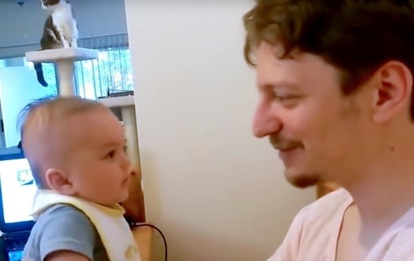 El bebé que dice “te amo” a su papá asombra en las redes y se hace viral