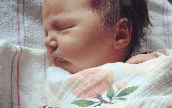 Una mujer da a luz a un bebé concebido luego de la muerte de su marido