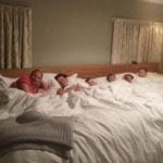 Una pareja armó una cama gigante para dormir con sus cuatro hijos