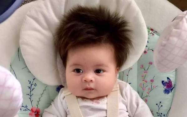 El abundante pelo de un bebé de 2 meses asombra en las redes sociales