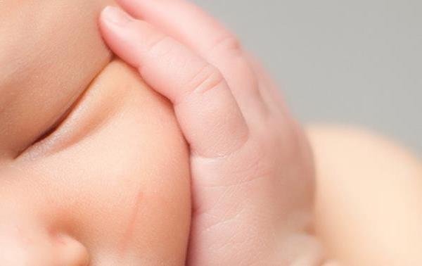 Prevención de rasguños en la cara del bebé
