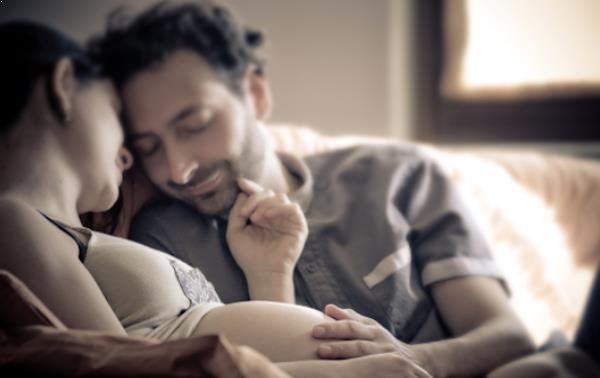 ¿Qué debe hacer el padre durante el embarazo?