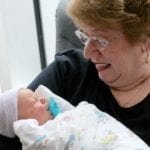 Una mujer dio a luz a su propio nieto a los 67 años