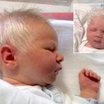 Un bebé nació con el pelo completamente blanco