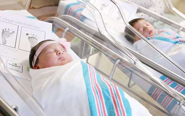 Dos bebes llamados Romeo y Julieta sorprenden en internet tras nacer el mismo día en el mismo lugar