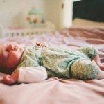 Un estudio revela que los bebés duermen mejor y durante más tiempo cuando están solos