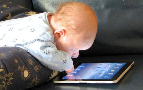 Estudio revela los bebes que juegan celulares pueden tener problemas de lenguaje