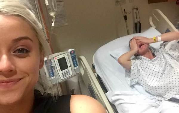 selfie una joven captura momento en hermana en trabajo parto agoniza dolor