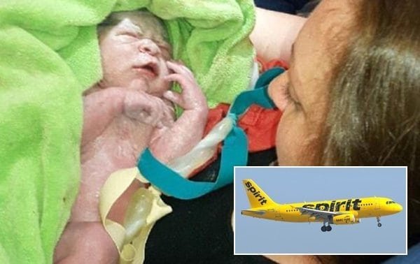 Una mujer dio a luz en pleno vuelo y la aerolínea le hace un regalo muy especial al bebé