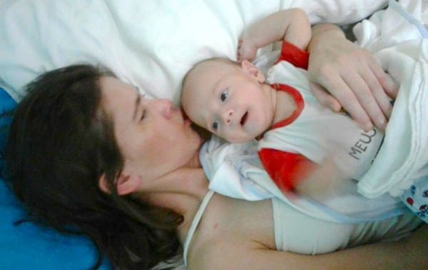 Dio a luz en coma y despierta milagrosamente a los tres meses para conocer a su bebé