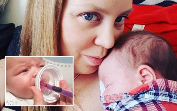 Una mamá comparte un truco muy ingenioso para darle la medicación a su bebé y se vuelve viral