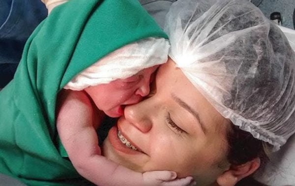 El conmovedor video de una bebé recién nacida que abraza a su mamá