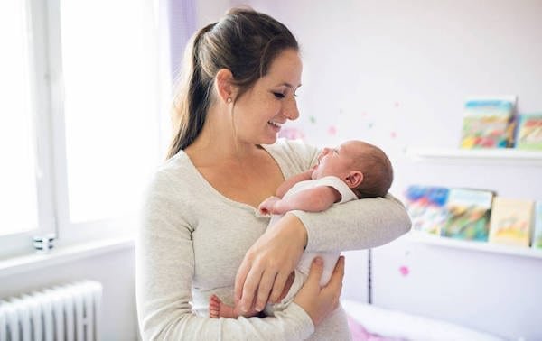 Un estudio revela que el ADN del bebé se altera cuando lo sostenemos en brazos