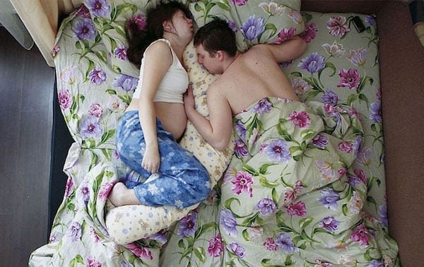 20 fotografías íntimas de embarazadas durmiendo con sus parejas