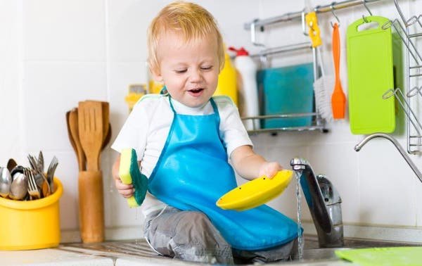 Avalado por los especialistas: los niños de 3 años deberían realizar tareas domésticas