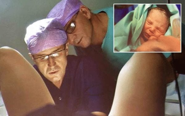 Una mujer de 38 años tuvo un bebé luego de recibir un trasplante de útero de su hermana gemela