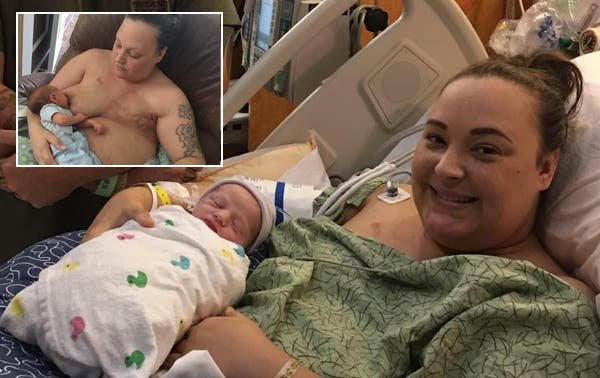 Una madre amamanta a su bebé tras padecer cáncer y habérsele realizado una mastectomía