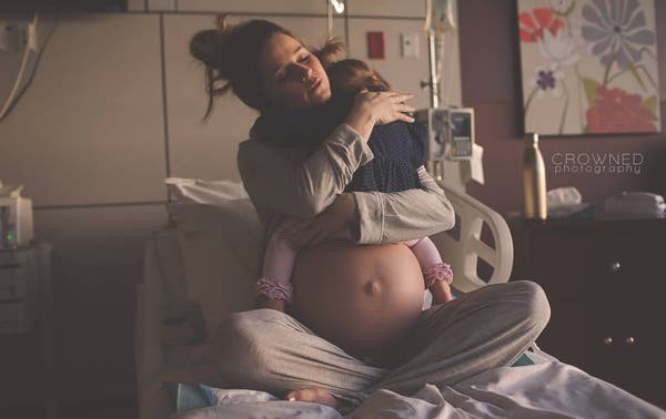 Una mamá se despide de su hija antes de entrar a la sala de partos y la imagen se vuelve viral