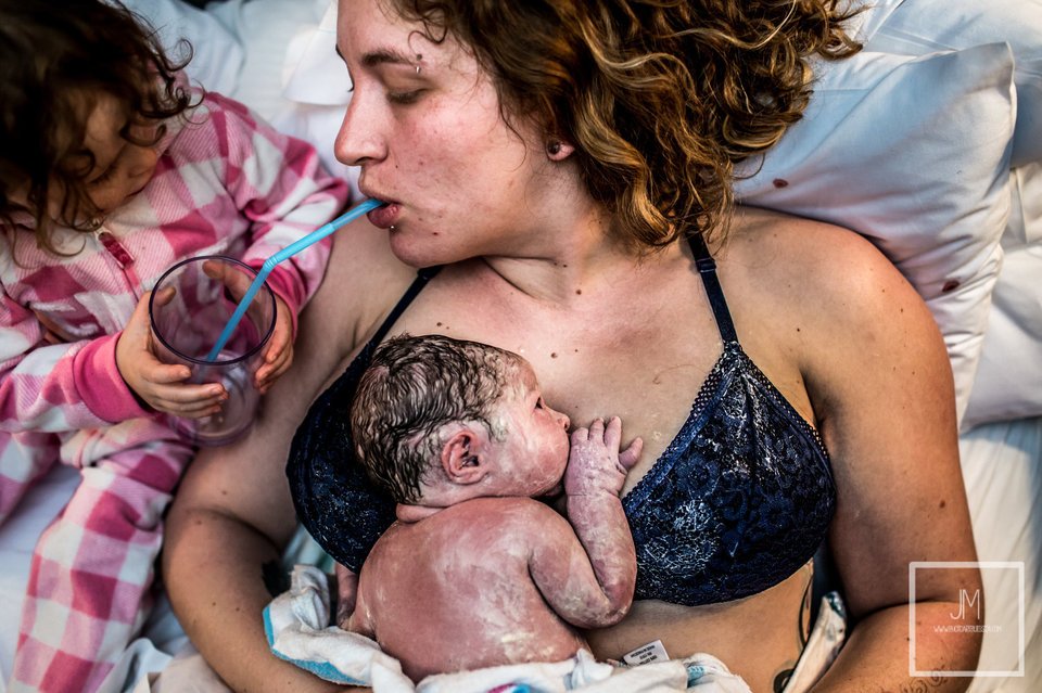 18 fotografías sorprendentes que capturan la intensidad del nacimiento en crudo