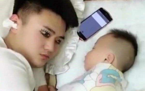 Un truco de un padre agotado para poder dormir sin que su bebé lo note se ha hecho viral