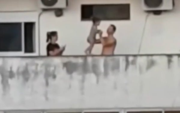 Impactante video de una pareja que hace caminar a su bebé por la cornisa de un balcón