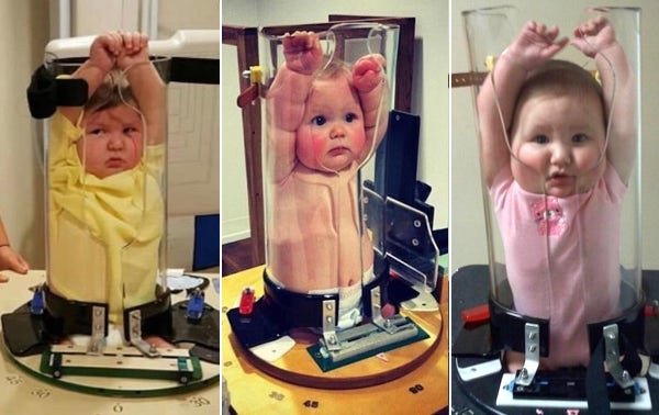 Imágenes de bebés aplastados dentro de un tubo transparente se viralizan intrigando en Internet