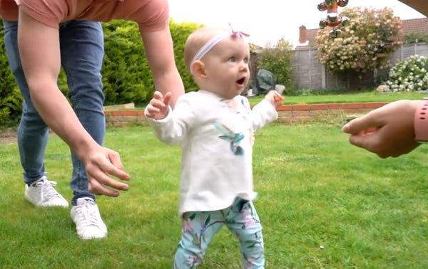Imágenes increíbles de una bebé de 6 meses de edad que camina como si tuviera un año