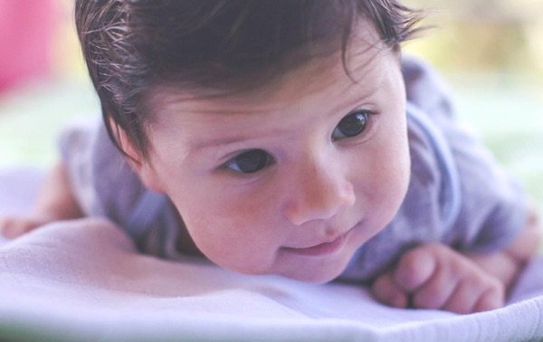 Síndrome de cabeza plana del bebé: consejos para reconocerlo y prevenirlo
